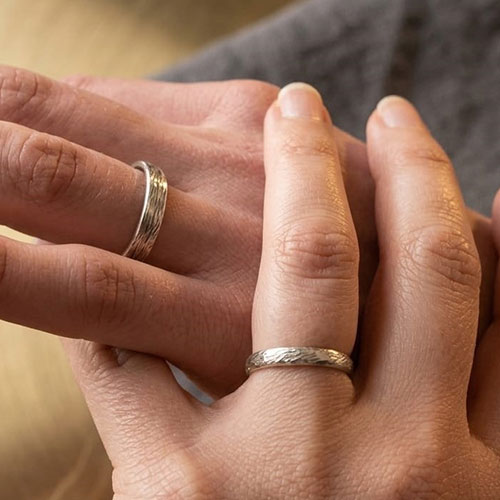 Deux bagues de fiançailles en argent 925 à motif martelé, fabriquées à la main en atelier