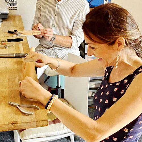 Participante souriante lors d'un atelier de fabrication d’alliances en argent chez Sealvie près de Bordeaux