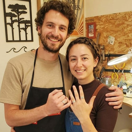 Futurs mariés ayant confectionné leurs alliances en argent lors d’un atelier duo chez Sealvie, à Martignas-sur-Jalle près de Bordeaux