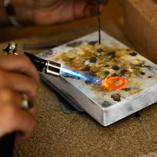 Soudure d'un fil d'argent 925 au chalumeau lors d'un atelier de fabrication d'alliances Sealvie