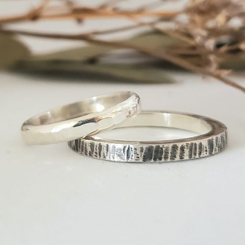 Deux alliances en argent fait main avec relief martelé, souvenir d'un atelier duo Sealvie