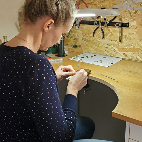 Participante en train de fabriquer sa médaille en argent lors de l'atelier sertissage verre dépoli Sealvie près de Bordeaux
