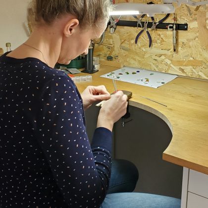 Une participante à un stage, dans l’atelier de bijouterie artisanale Sealvie à Martignas-sur-Jalle