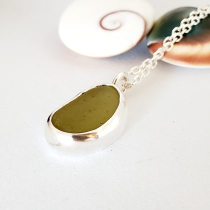 Pendentif argent et verre dépoli. Galet de verre. Jaune